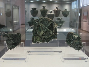la macchina di Antikythera conservata al Museo Archeologico di Atene