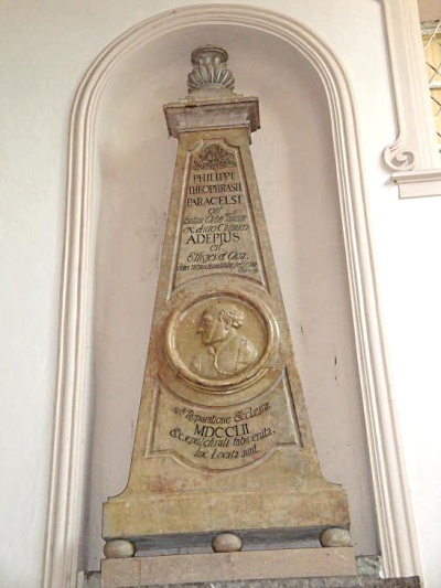 il monumento funebre sulla tomba di Paracelso
